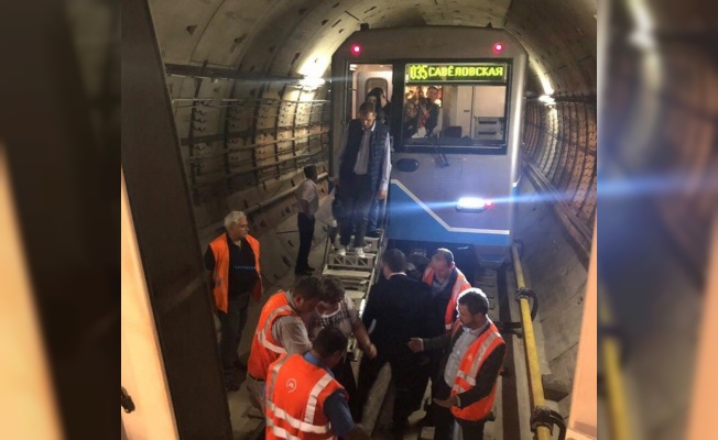 Moskova metrosunda bin kişi 2 saat boyunca mahsur kaldı