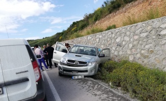 Otomobil karşı şeride uçtu; 4 kişi yaralandı