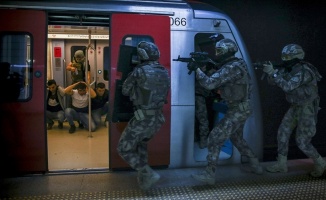 Özel harekat polisinden metroda nefes kesen tatbikat