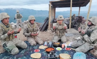 Siirt’te Mehmetçik görev başında iftarını açıyor