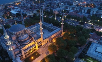 Sultanahmet’te 15 bin kişi top atışıyla ilk oruçlarını açtı