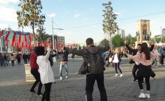 Taksim’de zeybek oynayan öğrencilere yoğun ilgi