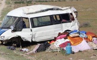 Tarım işçilerini taşıyan minibüs devrildi: 13 yaralı