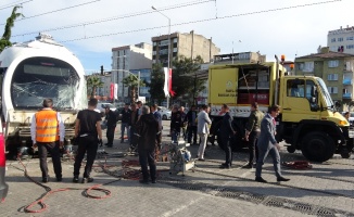 Tır ile çarpışan tramvay raydan çıktı