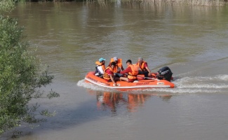 7 çocuk Dicle Nehri’nin ortasında mahsur kaldı