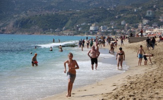 Alanya’da aşırı sıcaktan bunalan tatilciler sahile akın etti
