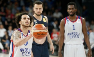 Anadolu Efes final serisinde durumu eşitledi