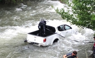 Araba dereye uçtu: 1 ölü, 2 yaralı