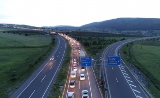 Araç kuyruğu 3 il  sınırına ulaştı