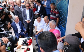 Binali Yıldırım Sancaktepe’de vatandaşlarla çay içti