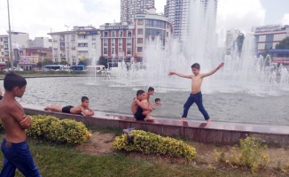 Çocukların süs havuzunda tehlikeli oyunu