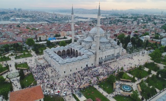 Fatih Camii’nde bayram namazı havadan görüntülendi