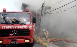 Fatih’te tadilatta olan iki katlı evde yangın çıktı