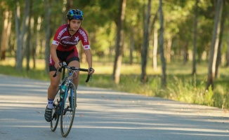 Genç bisikletçi babasının vasiyeti için vites yükseltti