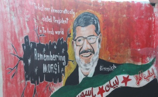 İdlibli ressam Mursi’nin resmini duvara çizdi