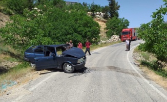 İki otomobil kafa kafaya çarpıştı: 13 yaralı