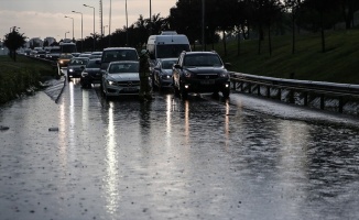 İstanbul'da sağanak hayatı olumsuz etkiledi