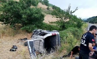 Kaçak göçmen taşıyan kamyonet devrildi: 11 yaralı