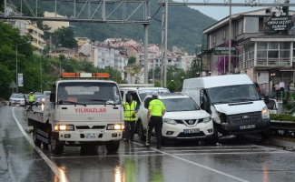 Karadeniz Sahil Yolu’nda 5 araç birbirine girdi: 4 yaralı