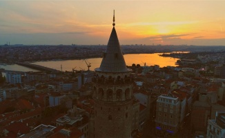 Kızıla bürünen gökyüzüyle Galata Kulesi hayran bıraktı