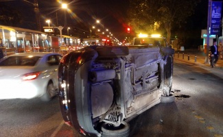 Kontrolden çıkan araç taksiye çarpıp yan yattı: 1 yaralı