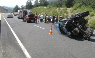 Lastiği patlayan otomobil traktöre çarptı: 4 yaralı