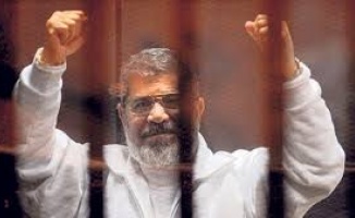 Muhammed Mursi, mahkeme salonunda şehadete yürüdü