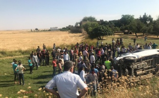 Nusaybin’de işçileri taşıyan minibüs devrildi: 16 yaralı