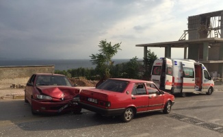 Otomobiller kafa kafaya çarpıştı, 4 çocuk yaralandı