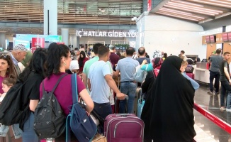 Oyunu kullanan vatandaşlar tatile gitmek için havalimanına akın etti