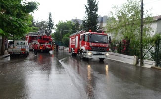 Pendik’te anaokulunu su bastı, 3 öğretmen mahsur kaldı