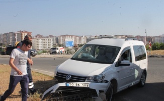 Virajı alamayan otomobil refüje çarptı: 3 yaralı