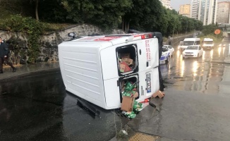 Yağış nedeniyle kontrolden çıkan minibüs devrildi