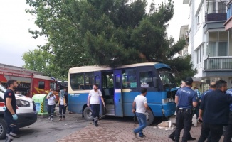 Yağmurda kayan dolmuşun altında kalan kişi hayatını kaybetti