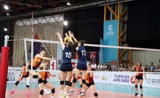 Yıldız Kızlar Voleybol derbisini Fenerbahçe kazandı