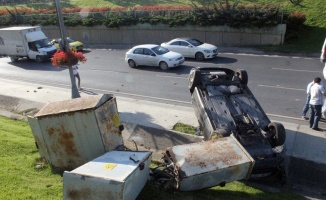 Zincirleme kazada takla atan otomobil elektrik panosunu devirdi