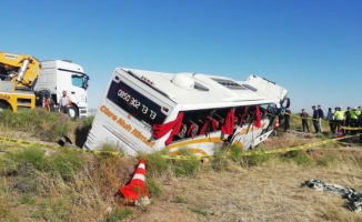 Aksaray&#039;da yolcu otobüsü şarampole devrildi: 10 yaralı