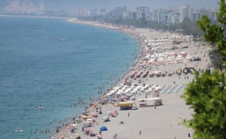 Antalya&#039;da sahillerde yoğunluk