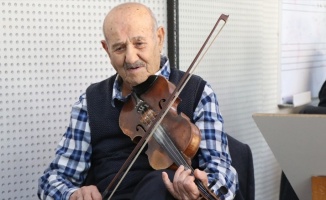 Asırlık müzik aşığı 35 yıldır koroda keman çalıyor