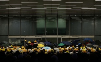 Hong Kong'ta protestocular meclisi bastı