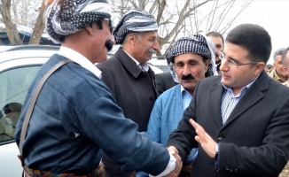 Kaymakam vatandaşla diyalog için Kürtçe öğreniyor