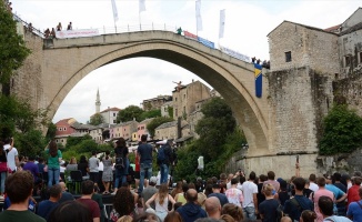 Mostar Köprüsü'nde geleneksel atlama yarışları yapıldı