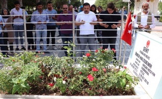 Şehit Halisdemir&#039;in kabrinde ziyaretçi yoğunluğu