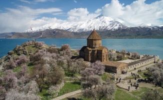 Hoşgörü adası Akdamar'da ayin hazırlığı