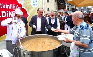 Bağcılar Belediyesinden vatandaşlara aşure ikramı