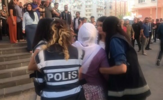 Diyarbakır annesinden HDP&#039;lilere &#039;Evladımı neden getirmiyorsunuz&#039; tepkisi