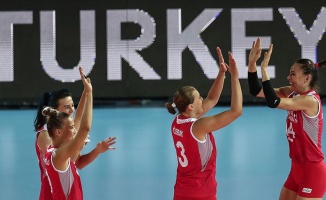 Kadın voleybolcular Türkiye&#039;nin gururu oldu