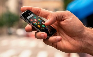 Dünyanın en küçük akıllı telefonu Palm, satışta