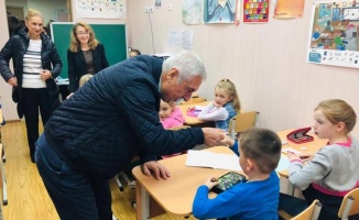 Türk Başkonsolos Erikan, Rusya&#039;da çocukları hediyelerle mutlu etti