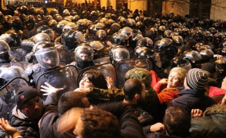 Gürcistan&#39;da güvenlik güçleri parlamentoyu kuşatan protestoculara müdahale etti